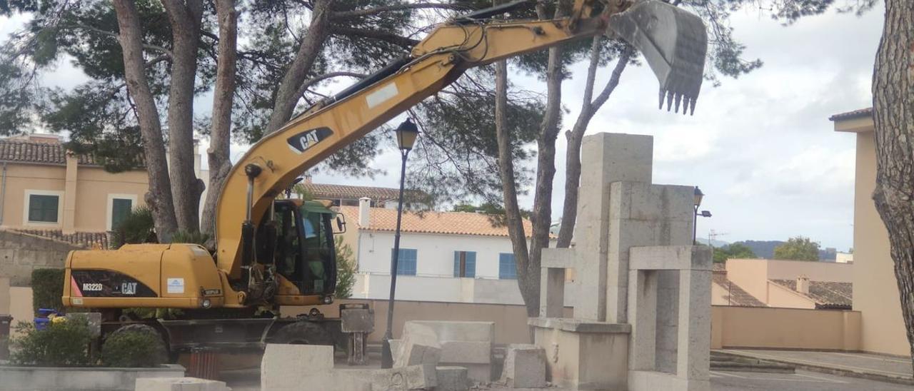 Son Servera retira por sorpresa el monumento franquista de la Cruz de los Caídos