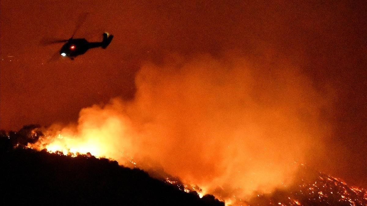 zentauroepp50630777 a firefighting helicopter flies over the getty fire as it bu191028172137