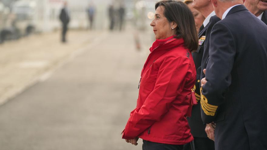 Margarita Robles es recibida con abucheos a su llegada al &#039;Elcano&#039; para despedir a la Princesa Leonor