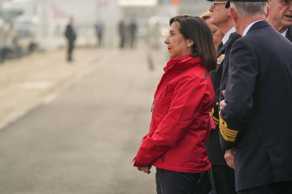 La ministra de Defensa, Margarita Robles, durante la partida del buque escuela Juan Sebastián Elcano. A 11 de enero de 2025 en Cádiz, Andalucía (España). Los Reyes Felipe VI y Letizia, junto a la ministra de Defensa, Margarita Robles, presiden el acto de despedida del buque escuela Juan Sebastián de Elcano en el Puerto de Cádiz. En esta ocasión histórica, la Princesa de Asturias, Leonor de Borbón, embarcará como guardiamarina de primero. El evento contará también con la presencia del presidente de la Junta de Andalucía, Juanma Moreno. 11 ENERO 2025 Francisco J. Olmo / Europa Press 11/01/2025. MARGARITA ROBLES;Francisco J. Olmo;category_code_sho;