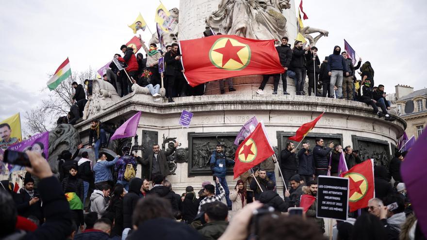 Multitudinaria protesta de miles de kurdos de toda Europa en París