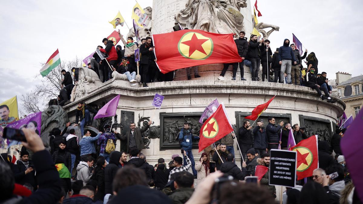 Miles de manifestantes en París piden que se aclaren los asesinatos de kurdos