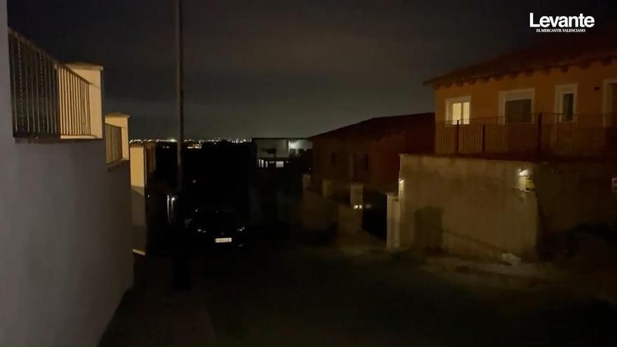 La urbanización La Besana de l'Énova se queda a oscuras cada tarde al no contar con suministro eléctrico