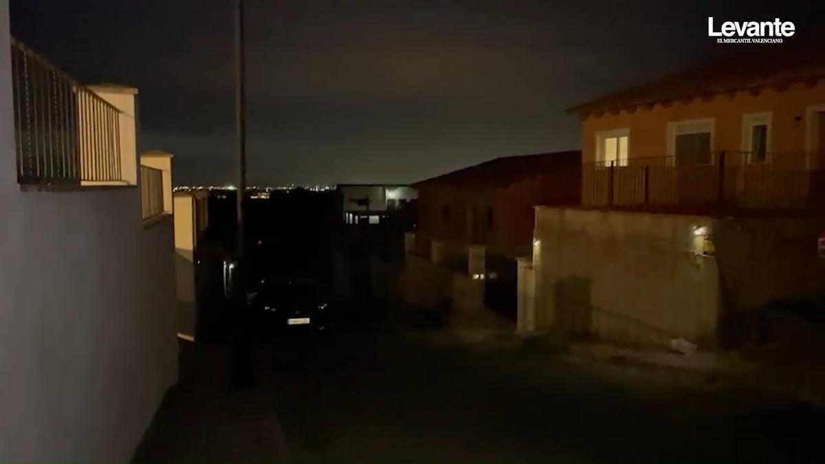 La urbanización La Besana de l'Énova se queda a oscuras cada tarde al no contar con suministro eléctrico