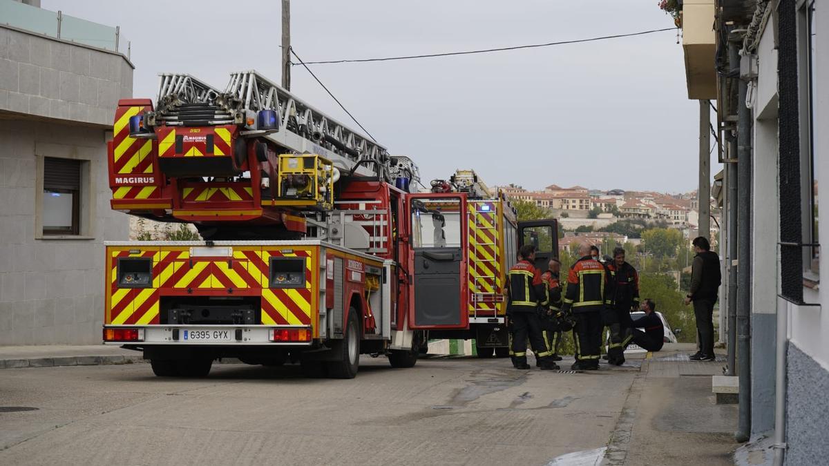 Bomberos extinguen un incendio en la calle de Pereruela en Zamora.