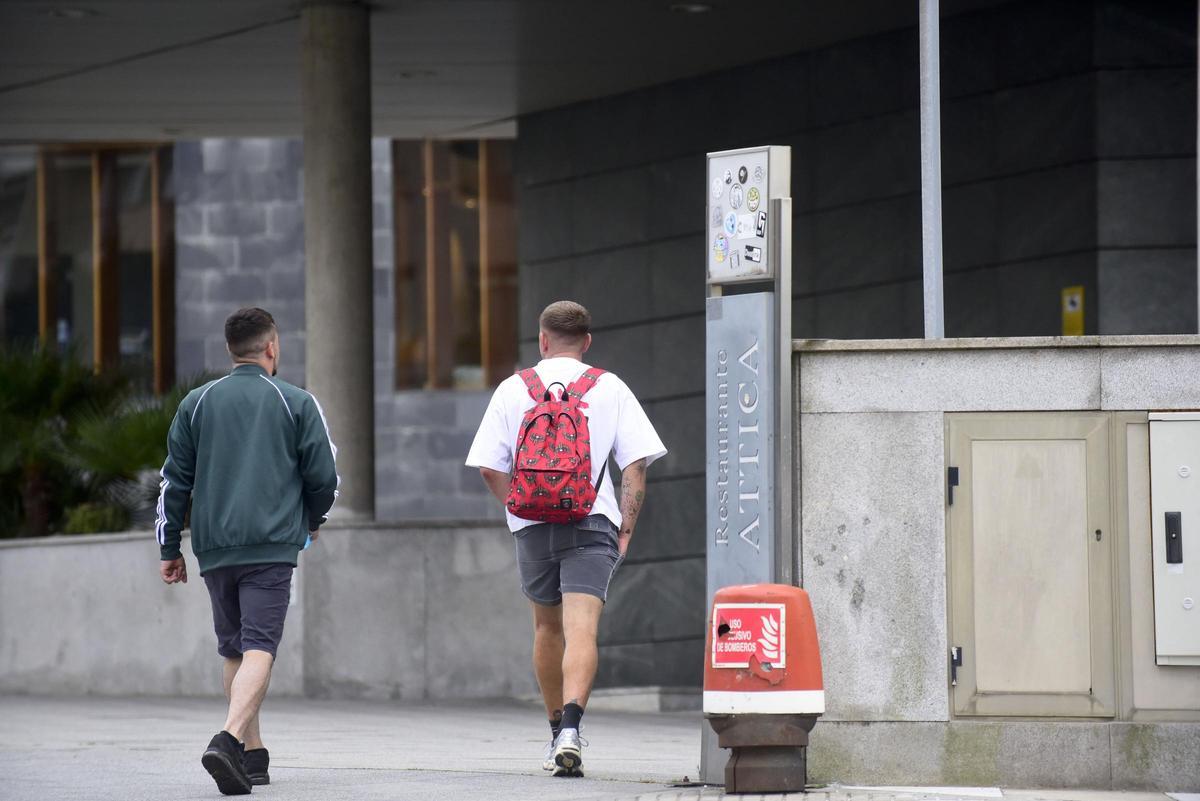 Turistas accediendo a un hotel de A Coruña.