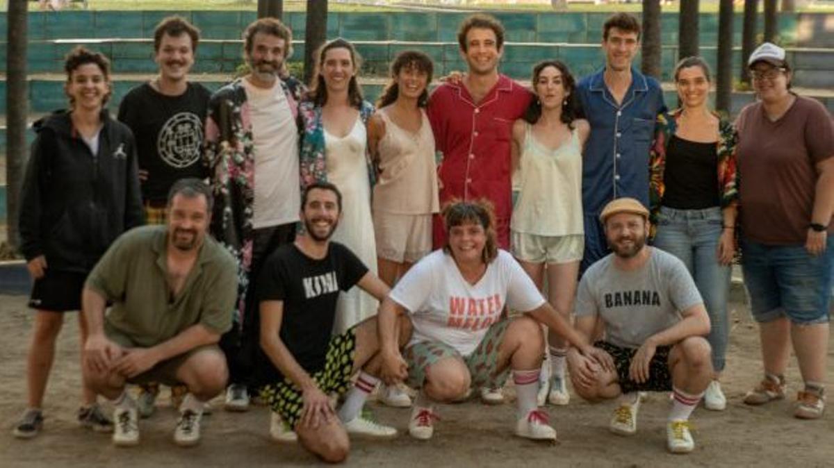 El equipo de Parking Shakespeare que representa 'El somni d'una nit d'estiu'.