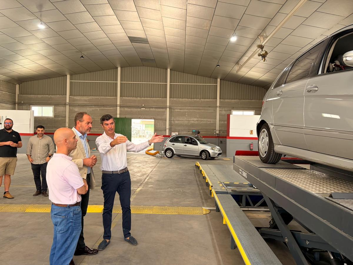Visita del consejero de Infraestructuras, Franciso Ramírez, a la nueva ITV móvil de Miajadas.