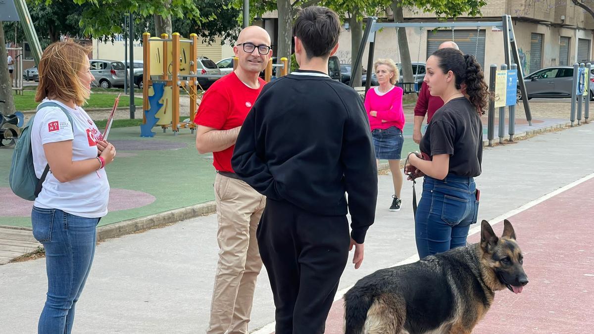 Toni Saura conversa con un grupo de gente en Alaquàs.