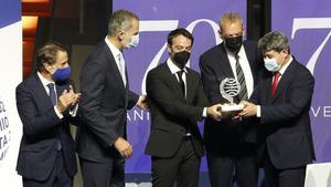 Los ganadores del Premio Planeta Jorge Díaz, Antonio Mercero y Augustín Martínez, junto a Felipe VI y José Crehueras.