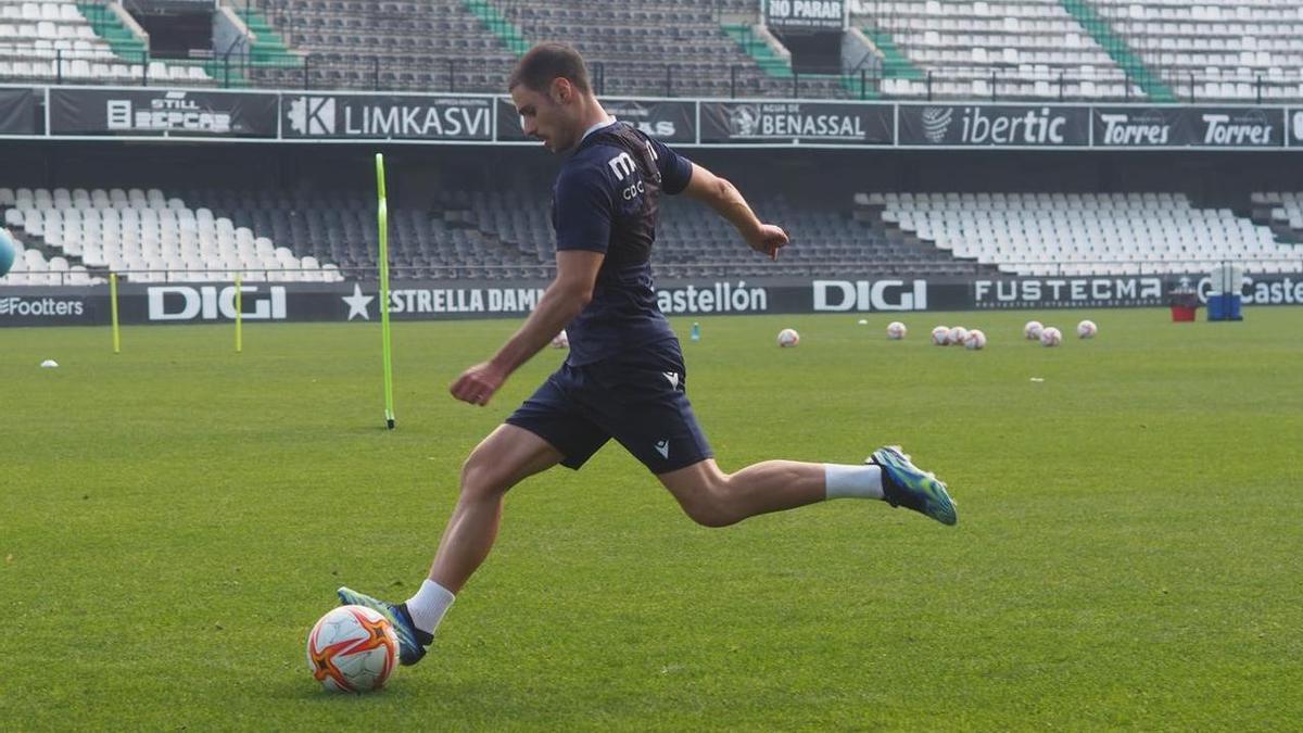 Jorge Fernández, durante un entrenamiento de esta temporada con el Castellón.