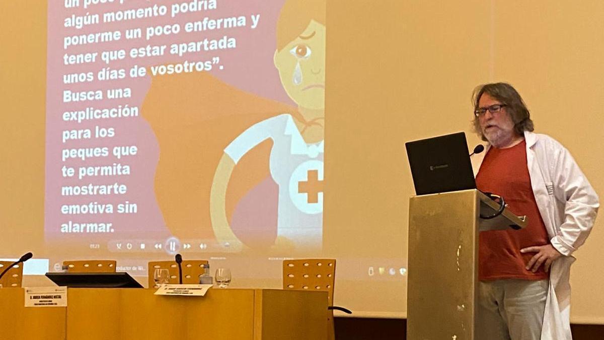 El psicólogo Jorge García, ayer, en la conferencia en el Hospital de A Coruña.
