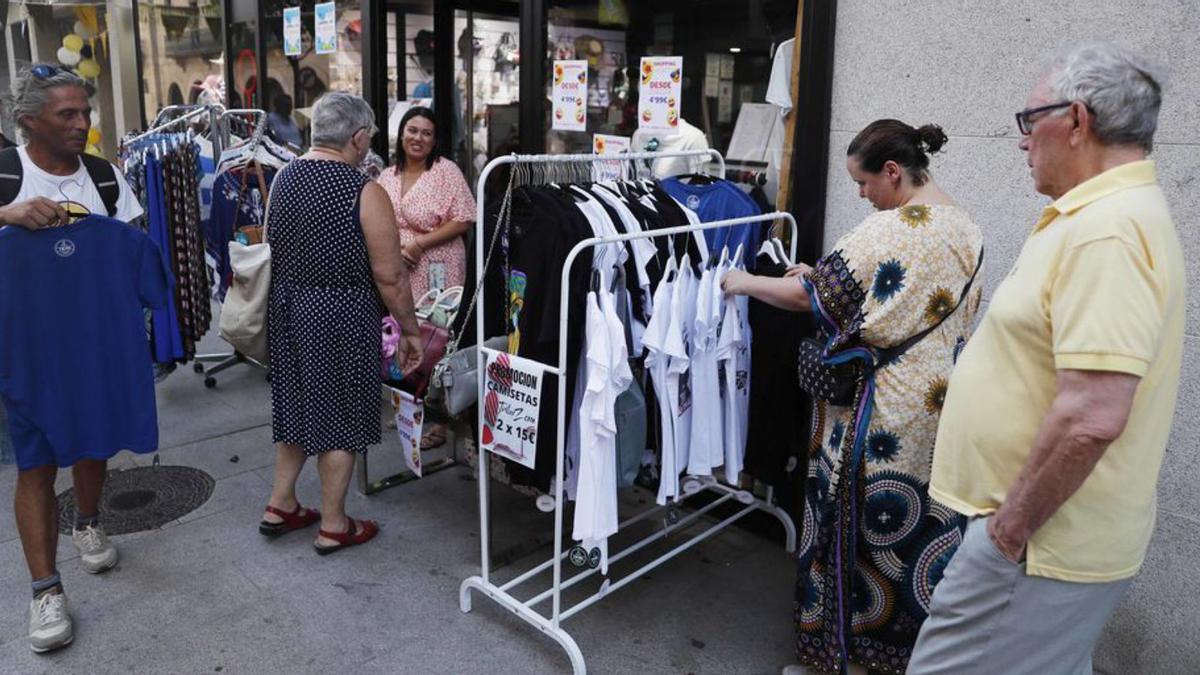 Clientes examinan la ropa de una de las tiendas participantes.   | // P.H.