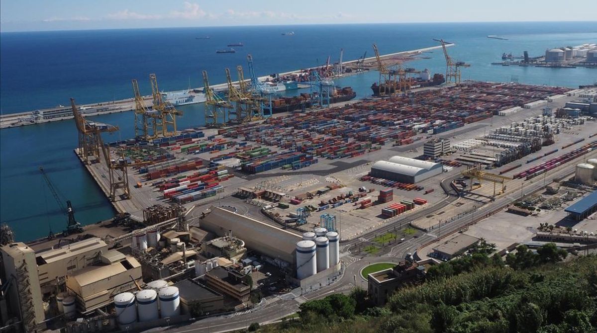 11 DE OCTUBRE DEL 2020 BARCELONA VISTA DEL PUERTO DE BARCELONA DESDE LO ALTO DEL CASTILLO DE MONTJUIC PORT PUERTO LOGISTICA ACTIVIDAD EMPRESARIAL CASTELL CASTILLO MONTJUIC ZONA FRANCA FOTO DE MONICA TUDELA 11 DE OCTUBRE DEL 2020 BARCELONA VISTA DEL PUERTO DE BARCELONA DESDE LO ALTO DEL CASTILLO DE MONTJUIC PORT PUERTO LOGISTICA ACTIVIDAD EMPRESARIAL CASTELL CASTILLO MONTJUIC ZONA FRANCA FOTO DE MONICA TUDELA