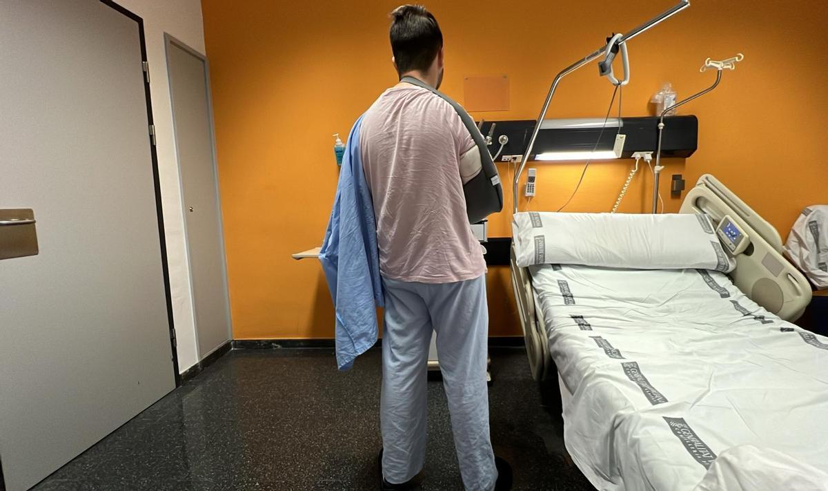 Juan Francisco, en su habitación del Hospital de Elda, en Alicante, tras la brutal agresión que sufrió en Fortuna.