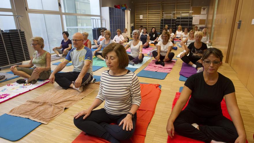 Yoga en la Universidad Popular de València.