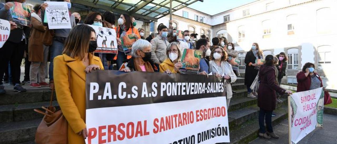 Concentración del personal de los PAC ayer en Pontevedra. |   // G.S.