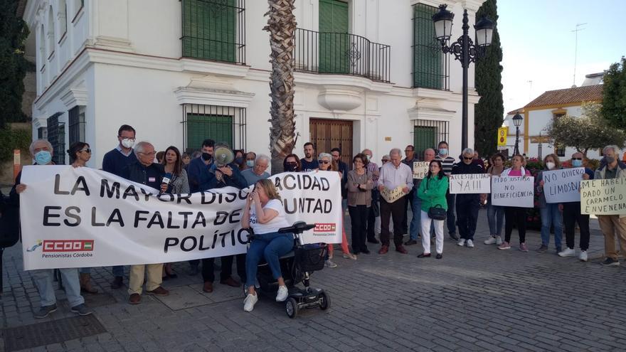 Concentración en apoyo de la vecina de Palma que lleva seis años esperando una rampa de acceso a su vivienda