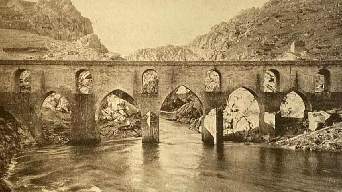 Imagen de 1927 del Puente Romano, siete años antes de ser sepultado por el Salto de Ricobayo