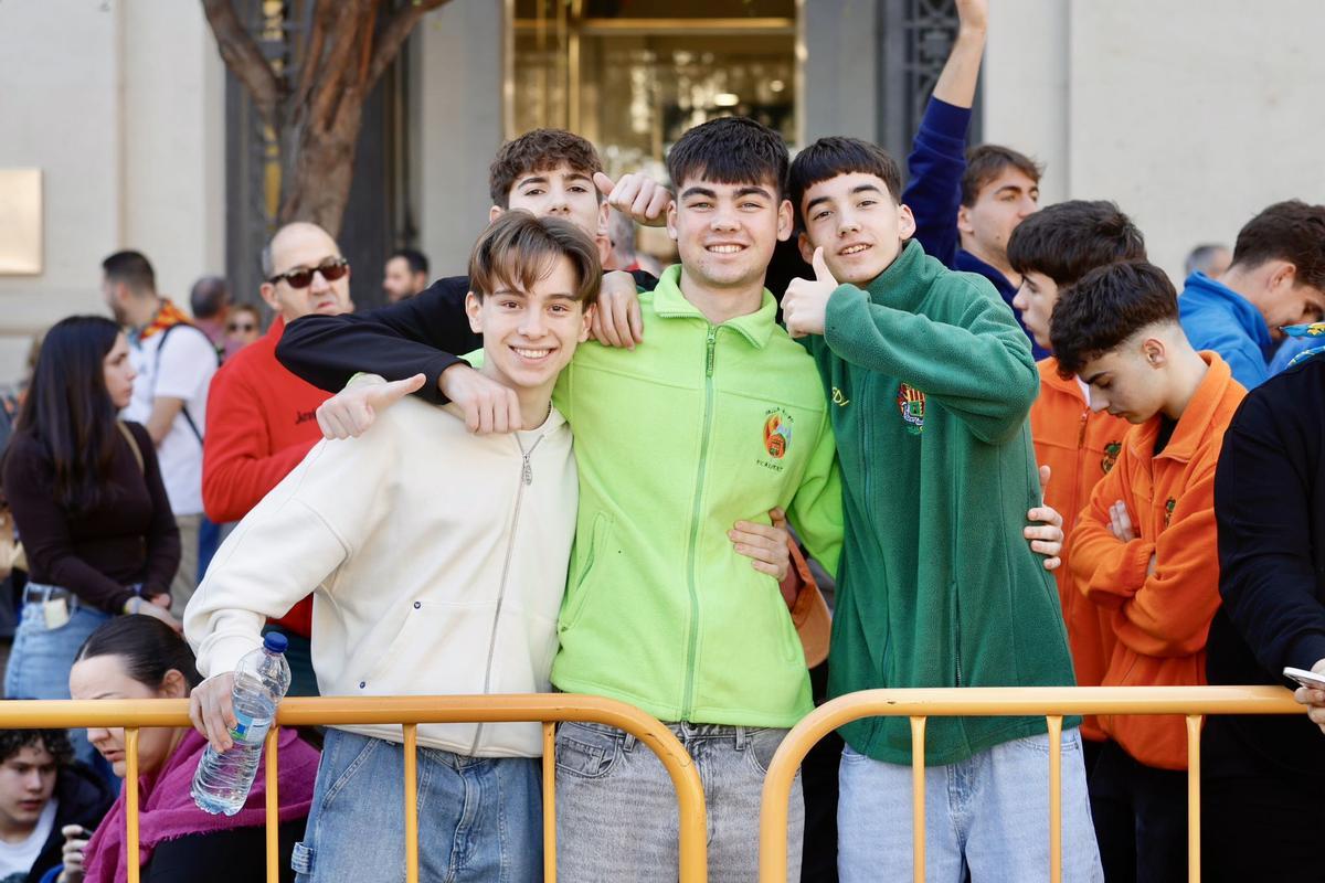 La plaza del Ayuntamiento, a reventar para la mascletà del viernes 13 de marzo: el sol dispara el ambiente fallero