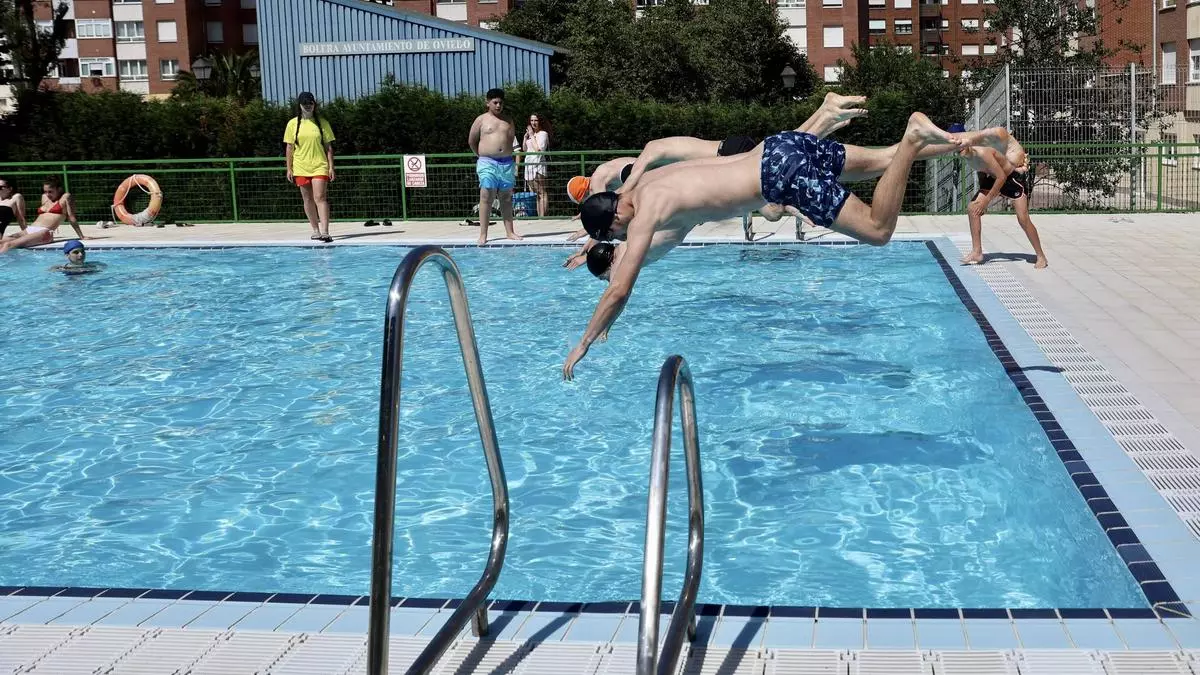 El sol anima la primera jornada de piscinas en Oviedo: "Contábamos los días"