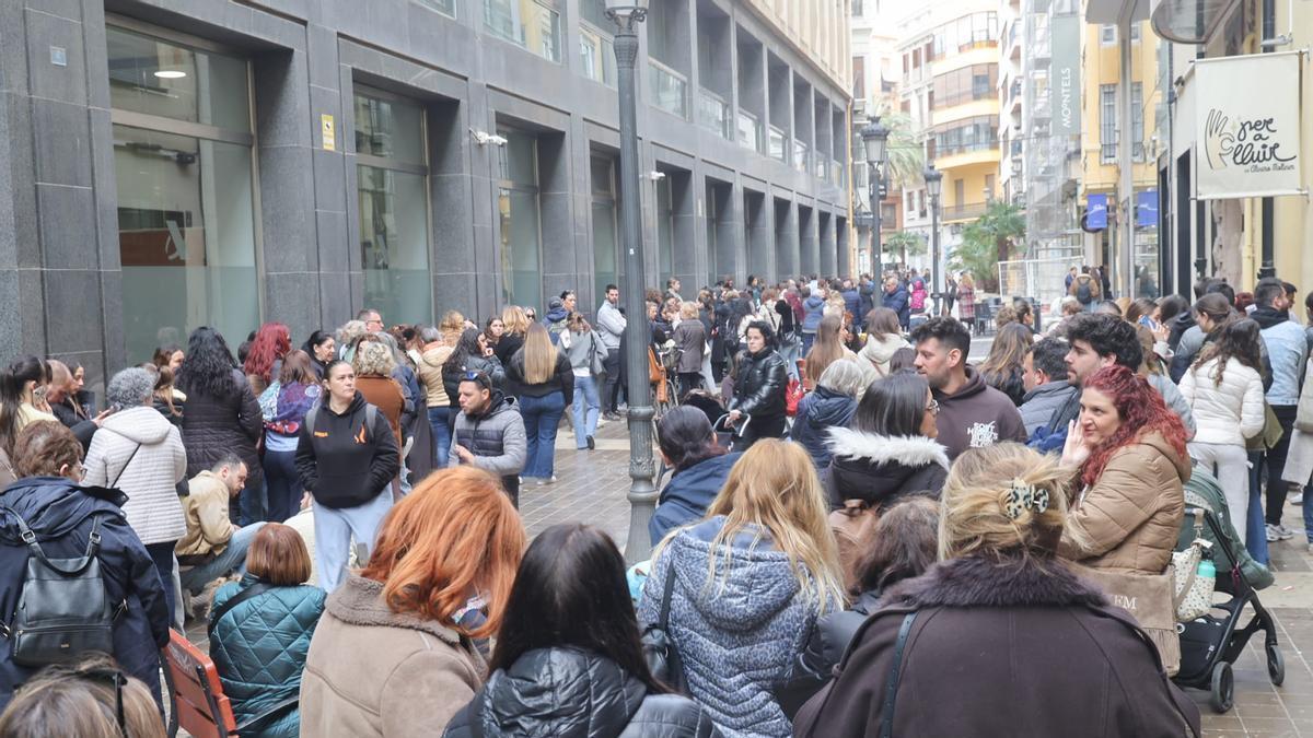 Las tiendas de telas e indumentaria fallera se llenan tan solo un día después de las Fallas
