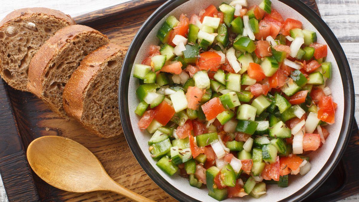 Los andaluces preparan la ensalada perfecta para combatir el calor con tomate, pimiento verde, cebolla, huevo duro y aceite de oliva