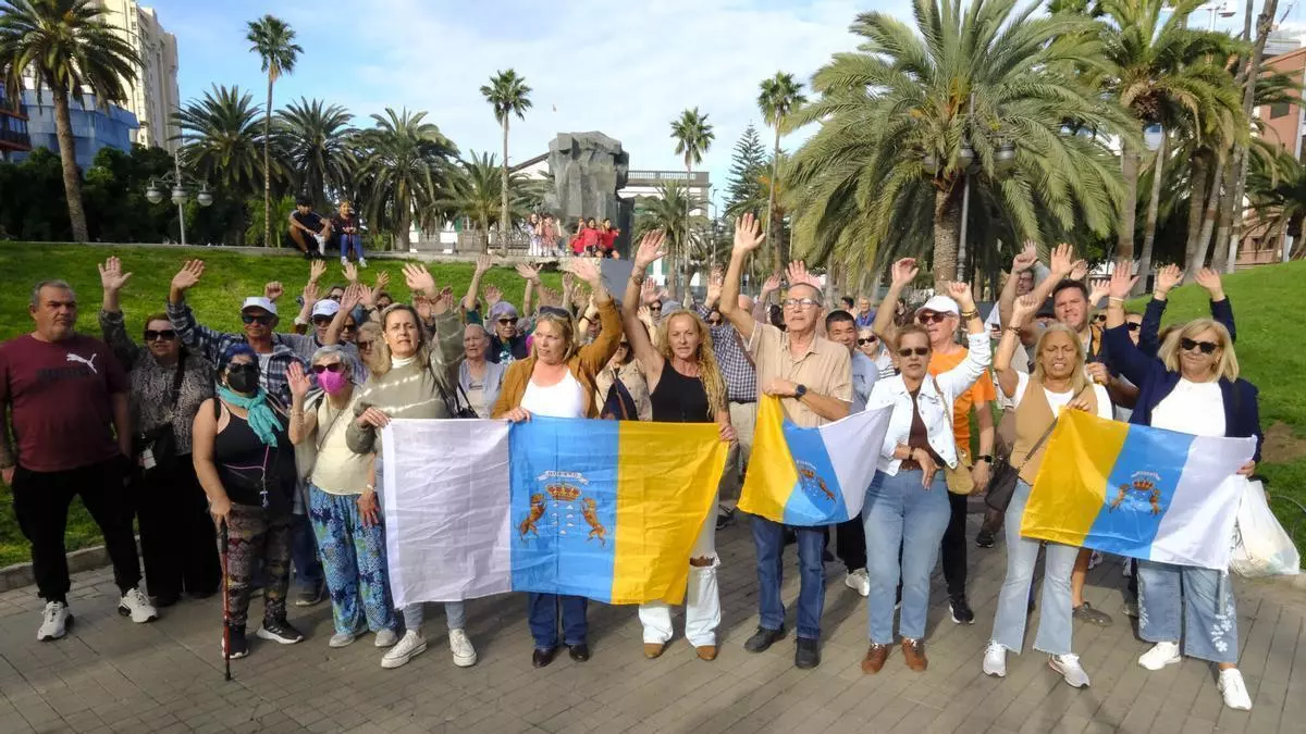 El 'crucero del hantavirus' fondeará en la costa de Tenerife, evacuará en lancha y Canarias activa el protocolo ante enfermedades infecciosas: "No estamos conformes, pero es competencia del Gobierno central y no podemos hacer nada"