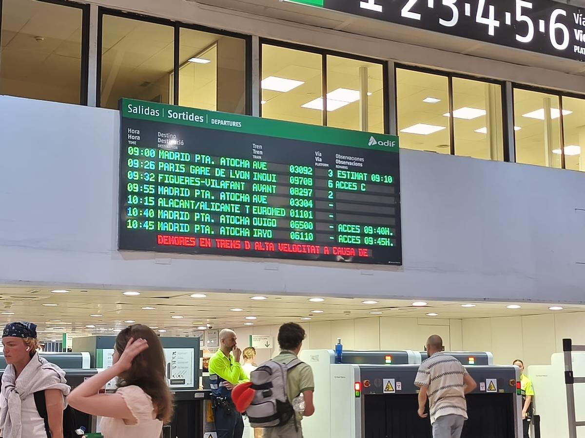 Panel informativo de los trenes de Alta Velocidad en la etsación de Sants, este lunes por la mañana