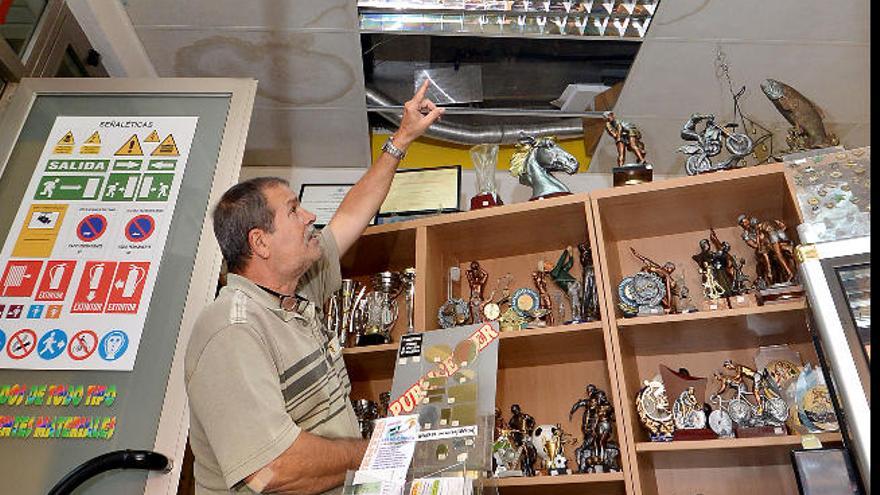 Antonio Santana, ayer, muestra los destrozos del agua.