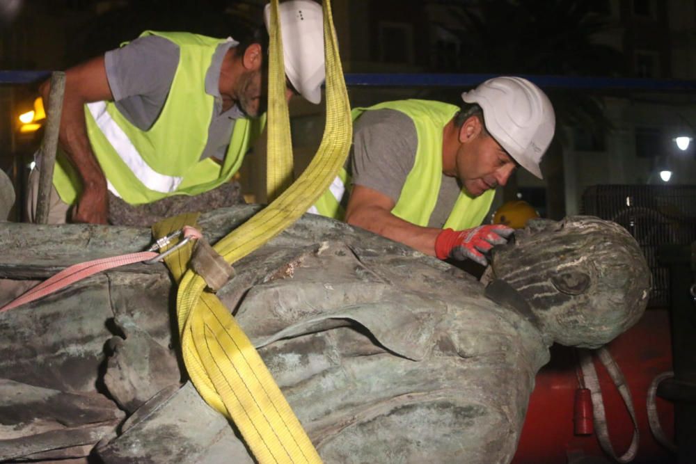 Traslado de la escultura del Marqués de Larios para su restauración.