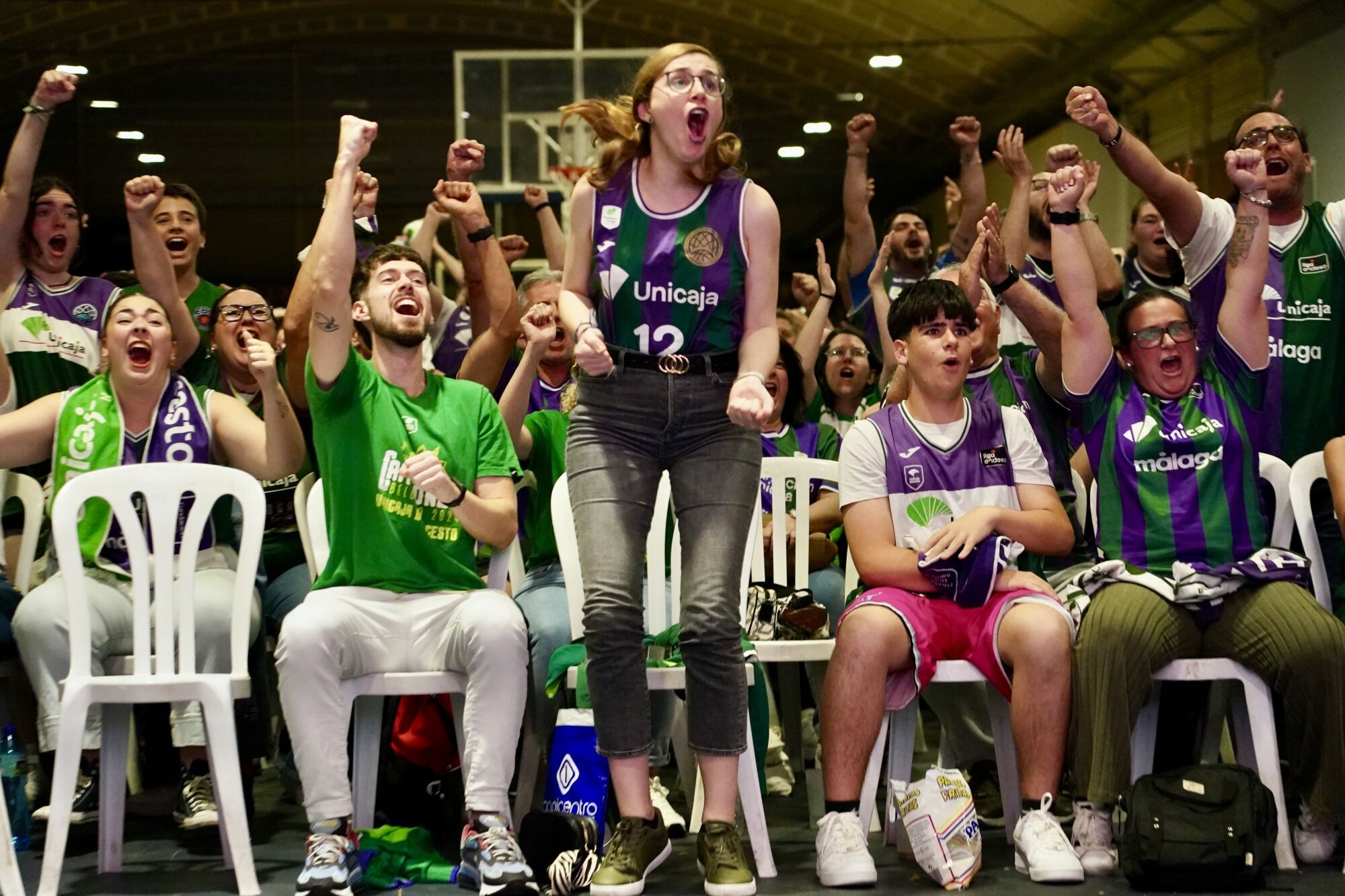 Aficionados celebran la victoria del Unicaja CB en la Final Four donde han pasado a la final de la BCL 2025