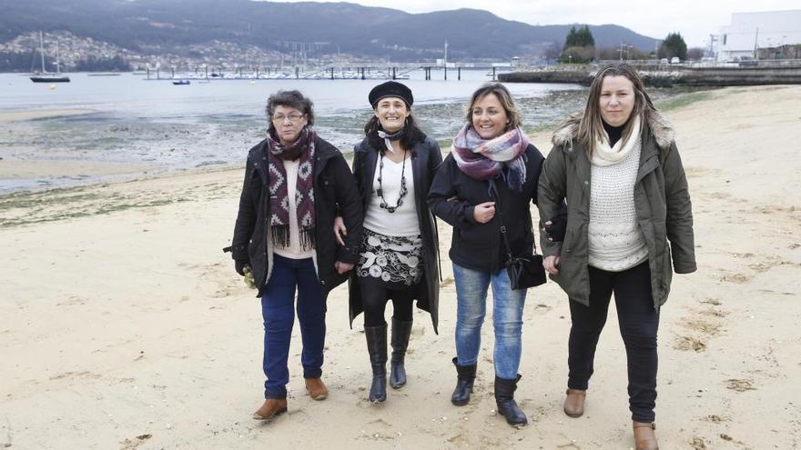 Beatriz Fiegueroa (2ª izq.) con otras supervivientes al cáncer, ayer, en la playa de Arealonga. // R. Grobas