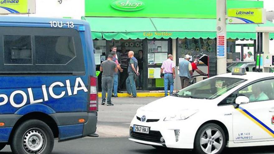 Agentes de la Policía Nacional, durante su intervención el pasado martes en la cooperativa San Cristóbal.