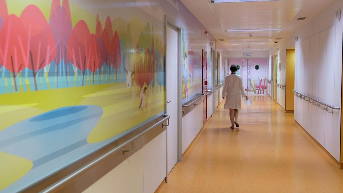 Fotografía de archivo de una enfermera caminando en el servicio de Pediatría de un hospital.