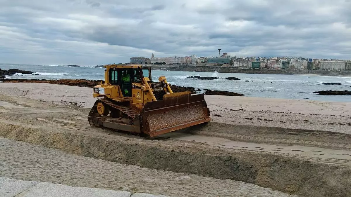 Comienzan los trabajos para instalar la duna de Riazor contra los temporales de invierno