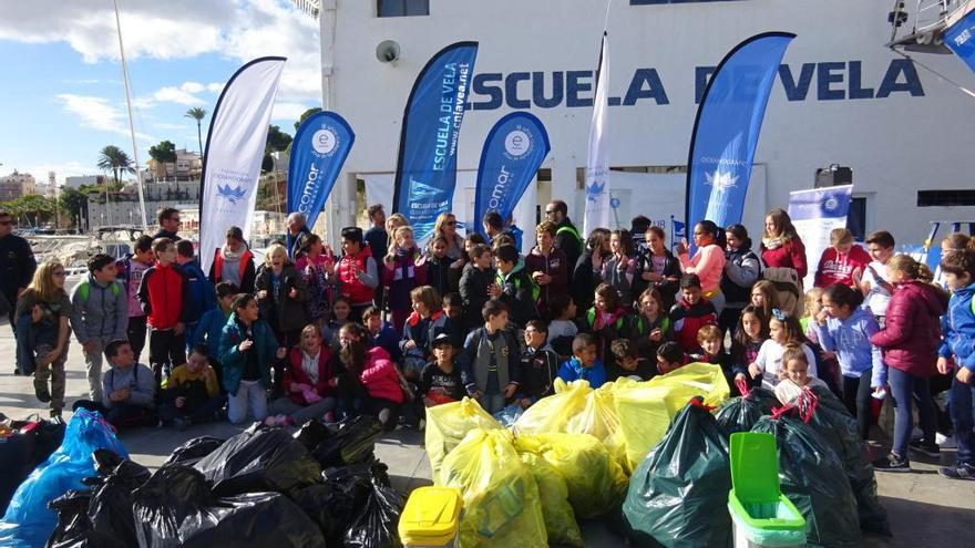 Un colegio de Xàbia extrae 150 kilos de basura de la costa