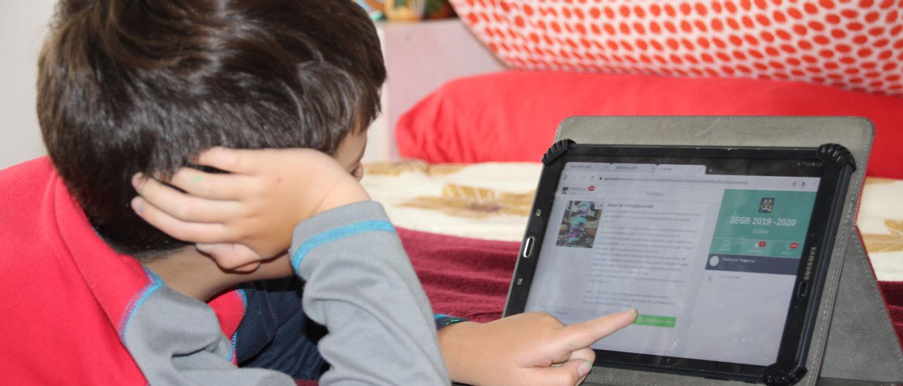 Un niño consulta una página de internet en una tableta