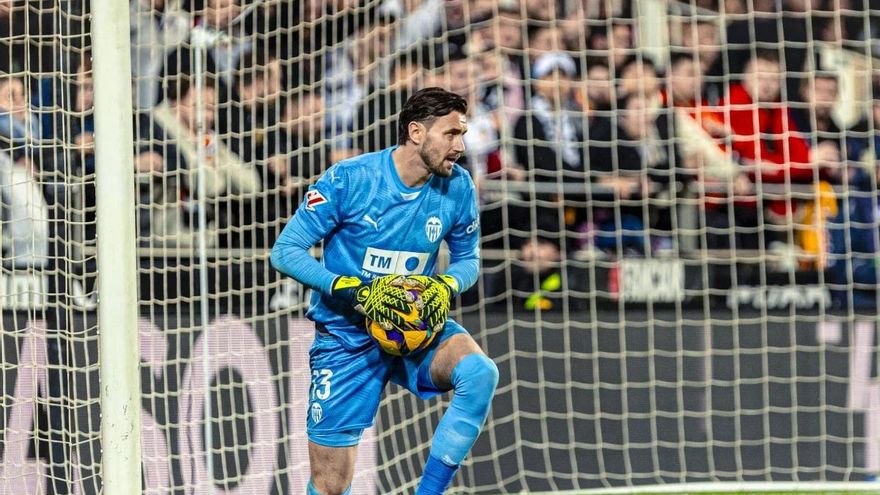 El contrato de Agirrezabla deja fuera de la ecuación a Dimitrievski