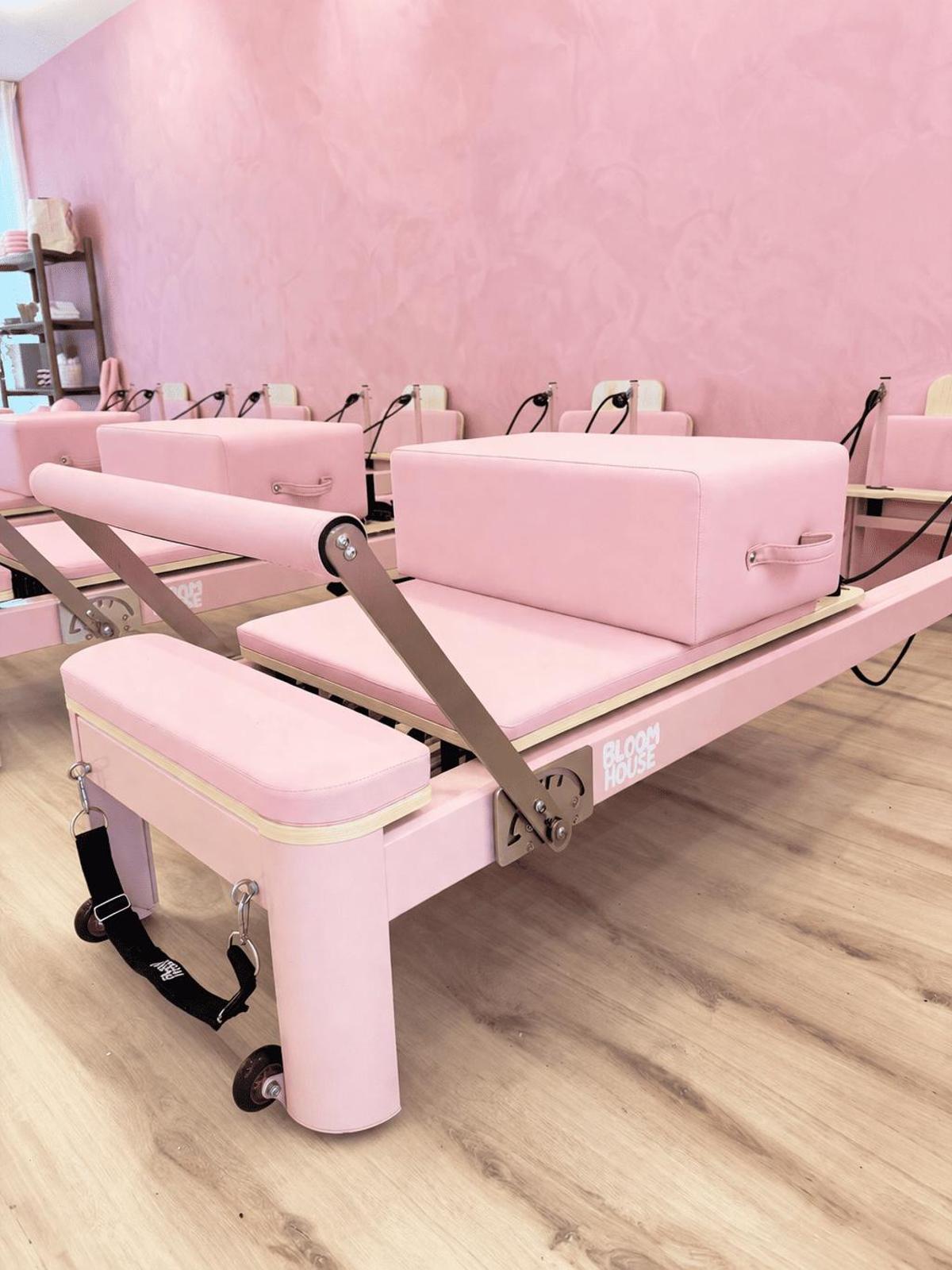 El método de Bloomhouse se centra en el Pilates Reformer, una disciplina que utiliza máquinas especializadas para trabajar la fuerza, la flexibilidad y la corrección postural de forma controlada.