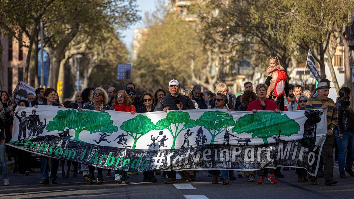 Protesta contra la tala en la arboleda del parque Joan Miró, en Barcelona.
