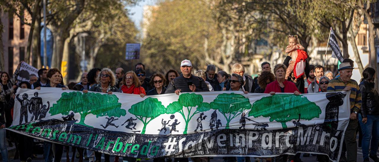 Protesta contra la tala en la arboleda del parque Joan Miró, en Barcelona.