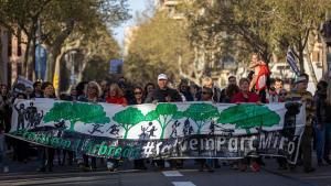 Protesta contra la tala en la arboleda del parque Joan Miró, en Barcelona.