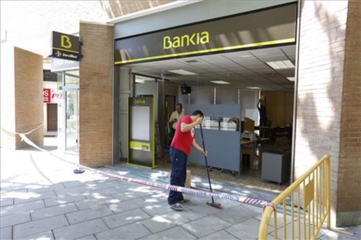 Destrosses a la sucursal de Bankia, l’endemà dels disturbis, després de la manifestació de Can Vies al barri de Sants.