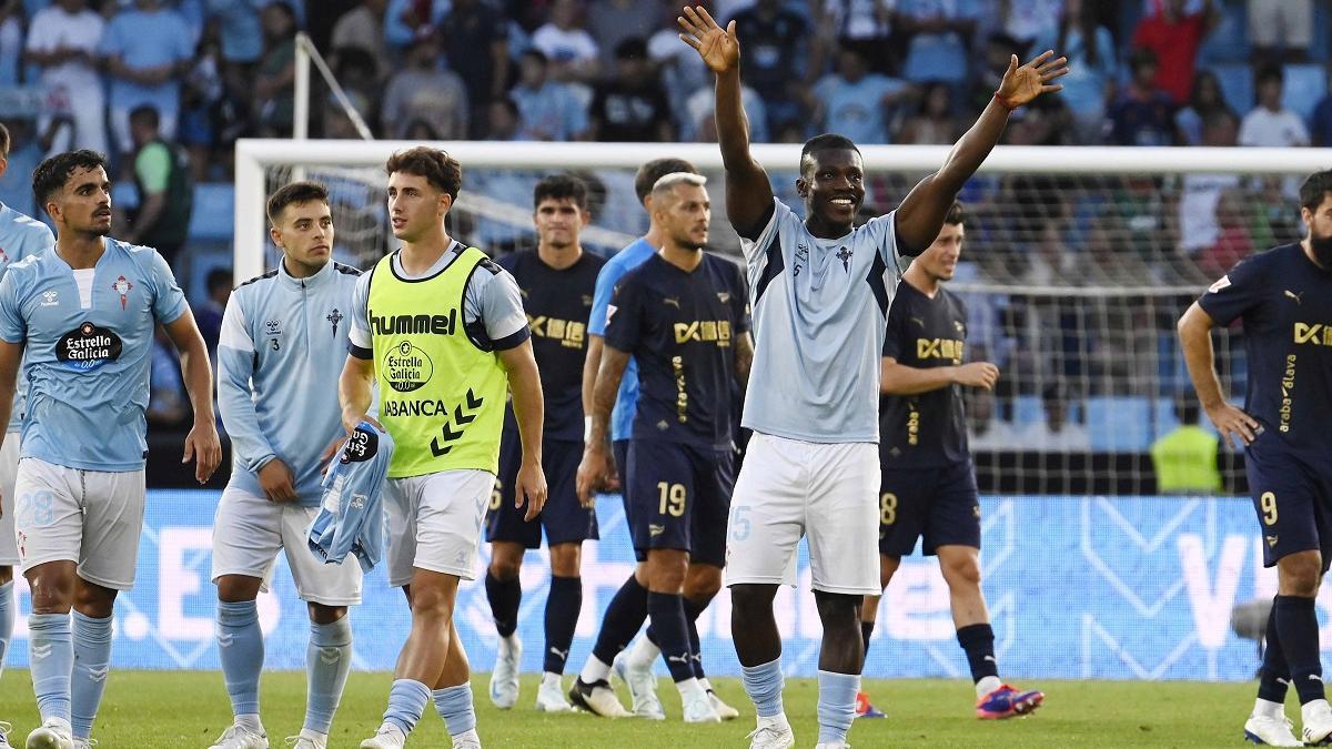 Aidoo saluda a la afición después del primer partido de la temporada