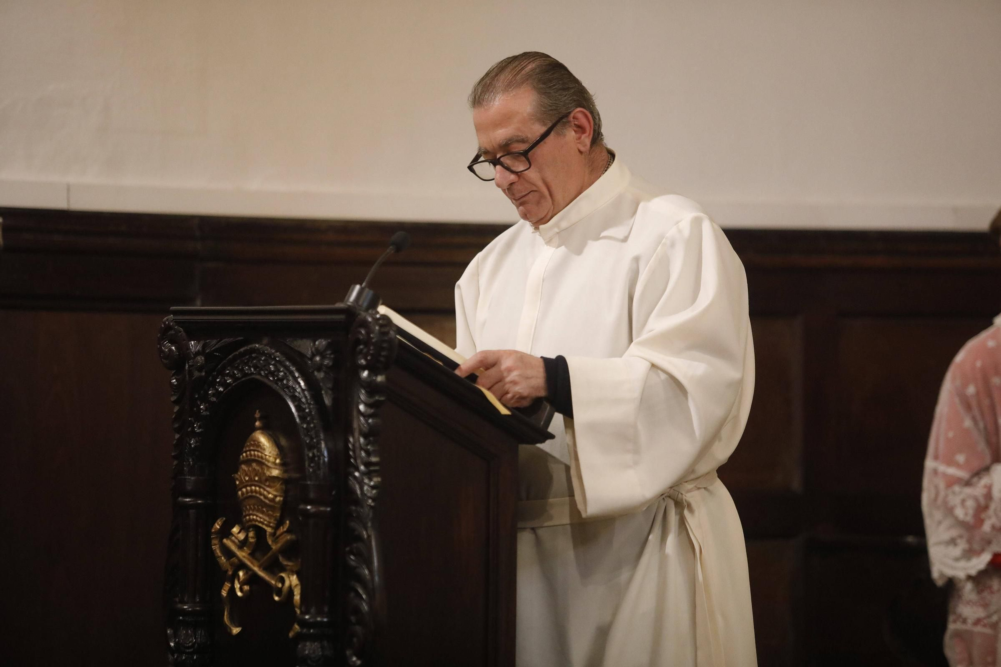 El cardenal Ángel Fernández Artime oficia la primera misa cardenalicia de Gozón en el día de Todos los Santos en la parroquia de Santa María de Luanco