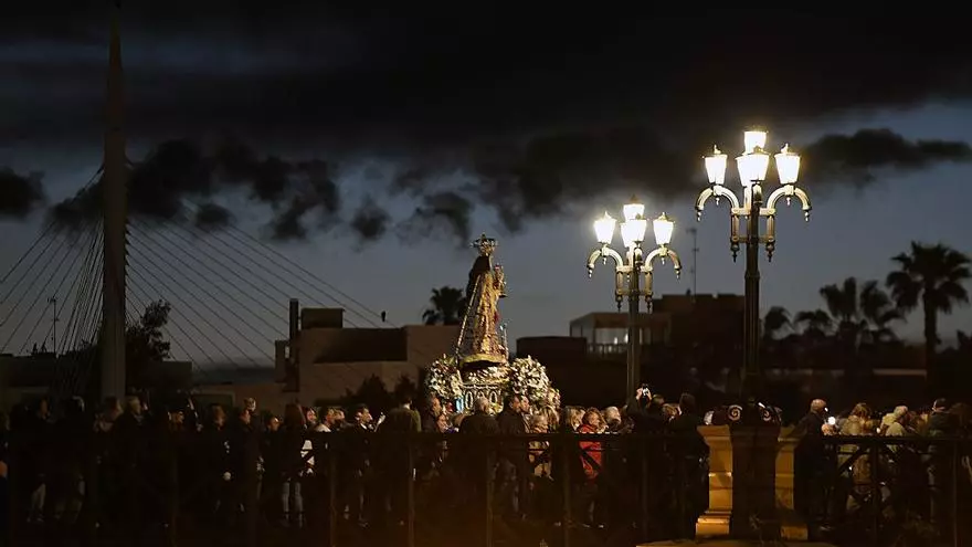 La Virgen de la Fuensanta sortea la lluvia y llega a la Catedral de Murcia