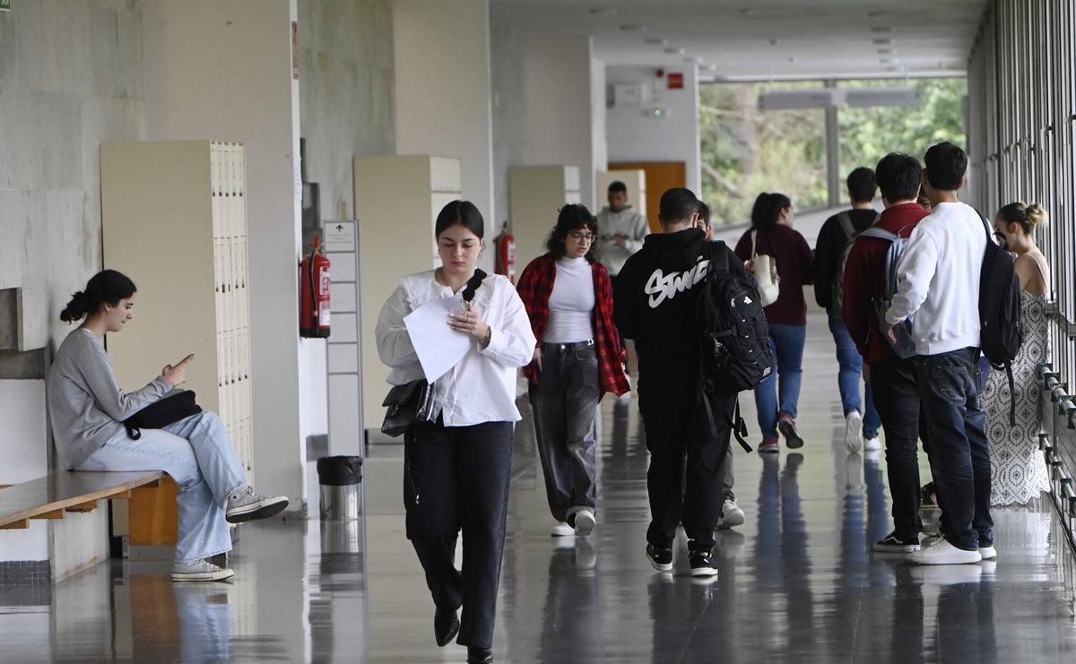 Último día de los exámenes de la nueva Prueba de Acceso a la Universidad ( PAU ) en Galicia. Estudiantes en la Facultad de Ciencias Económicas y Empresariales de la Universidad de Vigo. PROBA DE ACCESO A UNIVERSIDADE. ANTIGUA SELECTIVIDAD. UNIVERSIDAD