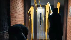 Miembros de Arran lanzan pintura amarilla contra la fachada de la vivienda del juez Llarena en Sant Cugat.