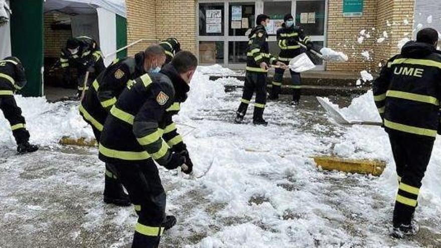 Guardia Civil y UME socorren a pueblos incomunicados en Teruel y Zaragoza